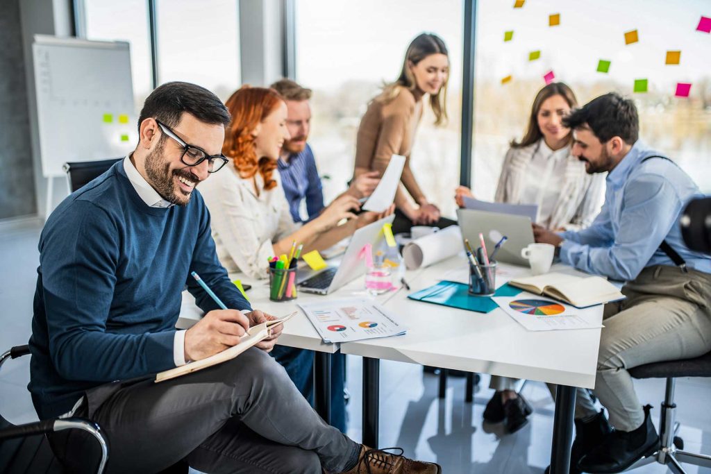 Réunion d'équipe collaborative au bureau moderne.