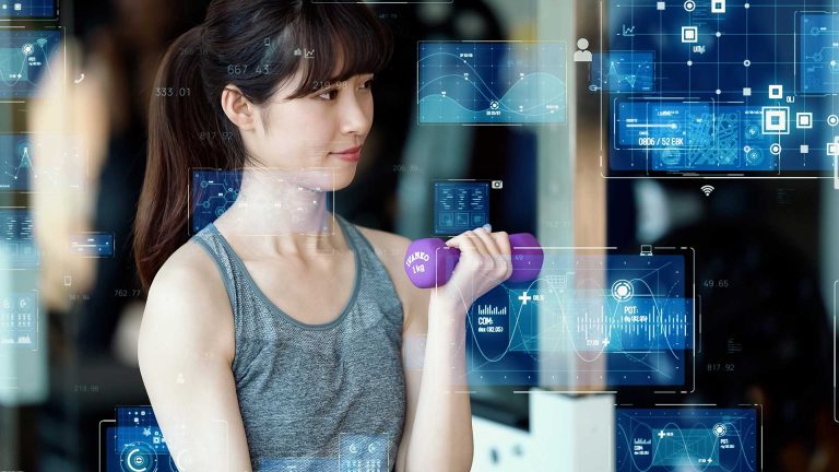 Femme levant haltère avec données technologiques affichées.
