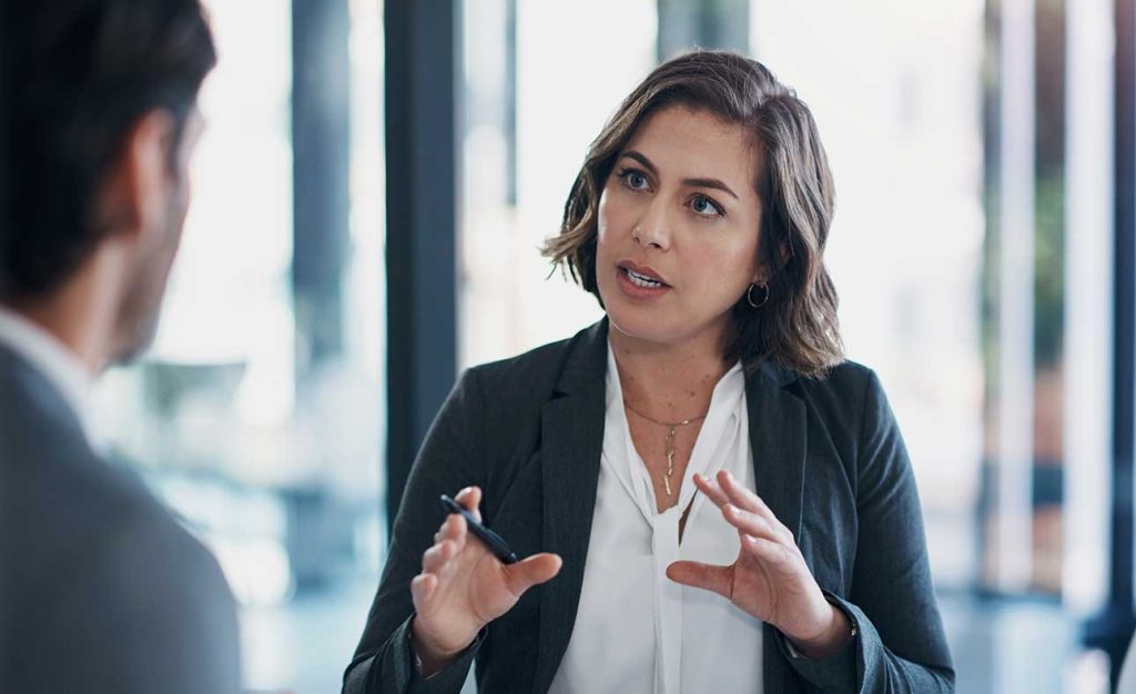 Discussion professionnelle entre collègues au bureau moderne.